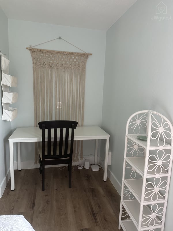 Back Queen Bedroom Desk — 2 Miles from SKE -Charming Coastal Home in Palm Coast, Flagler County, Florida