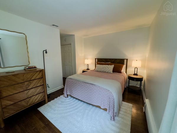 Queen bedroom — Balm Villa - 2 King En Suites and 1 Queen, Newburgh, New York