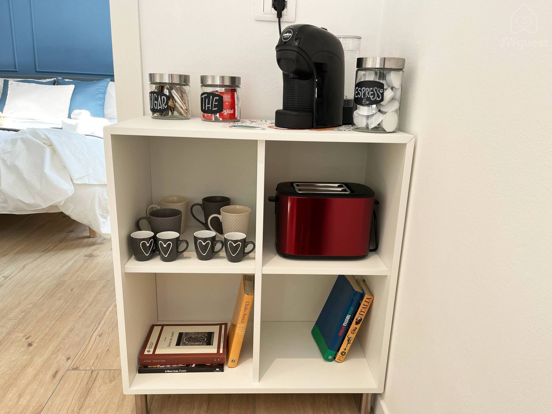 Angolo colazione con the, espresso, bollitore e tostapane. — Rifugio d’amore, centro, fortezza, pitti uomo, Firenze, Toscana
