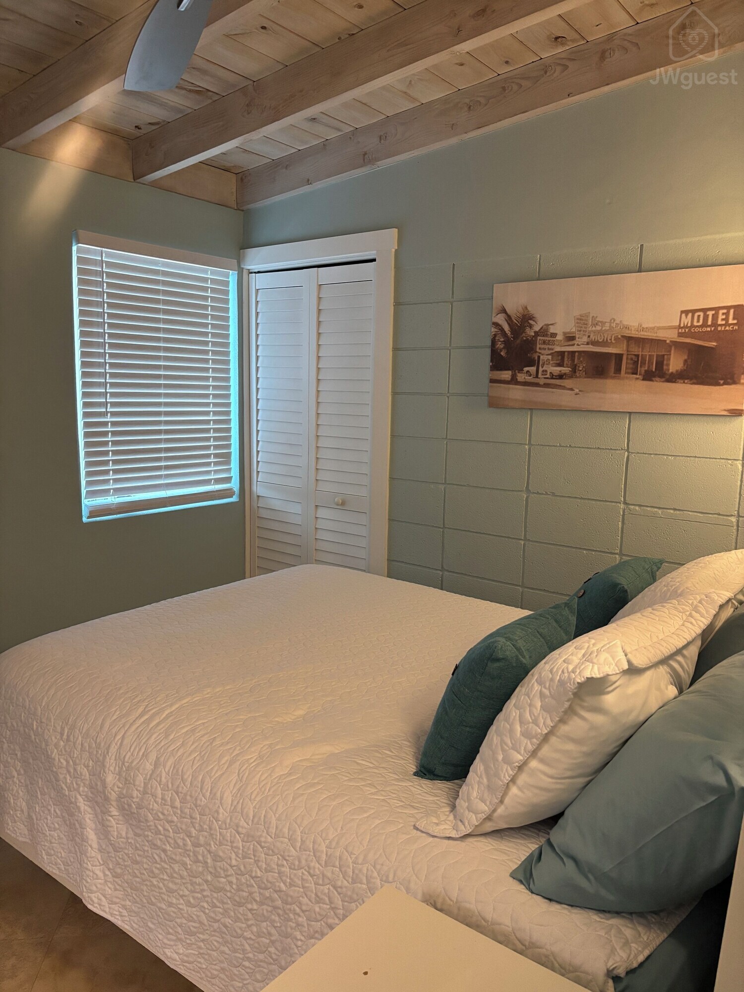 Room — Waterfront 3BR 3BA with 37 ft Dock Tiki Hut Access to Club Pool, Key Colony Beach, Florida