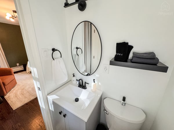 1.2 private bath off King bedroom — Balm Villa - 2 King En Suites and 1 Queen, Newburgh, New York