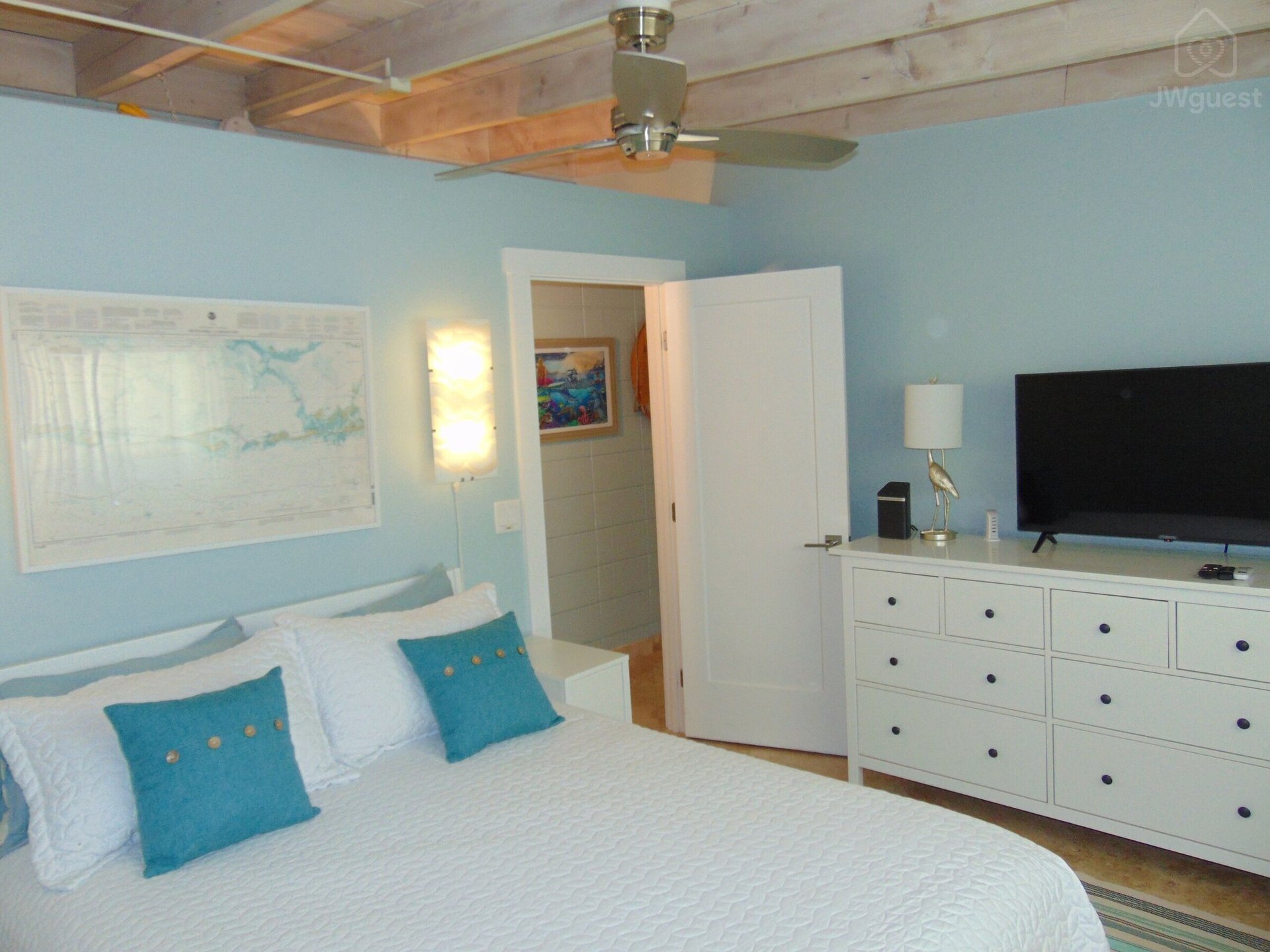 Guest bedroom — Waterfront 3BR 3BA with 37 ft Dock Tiki Hut Access to Club Pool, Key Colony Beach, Florida