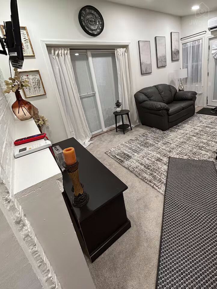 Immaculate one King bed apartment in North Versailles, Allegheny County, Pennsylvania — photo 6