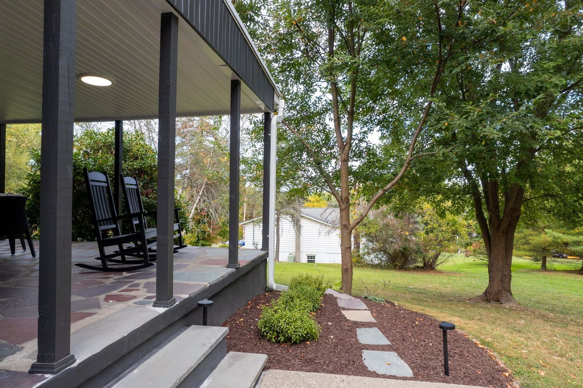 Beautiful surroundings off the back patio — Balm Villa - 2 King En Suites and 1 Queen, Newburgh, New York