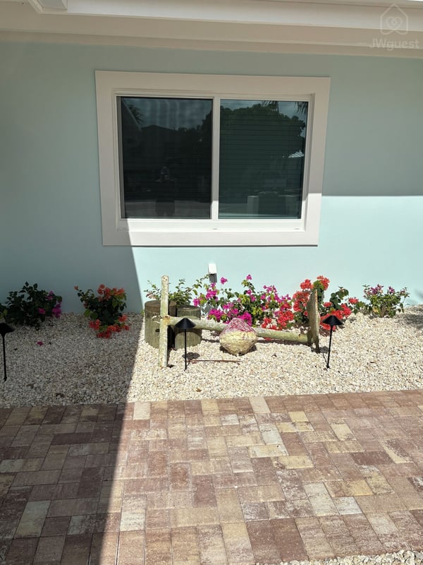 Property grounds — Waterfront 3BR 3BA with 37 ft Dock Tiki Hut Access to Club Pool, Key Colony Beach, Florida