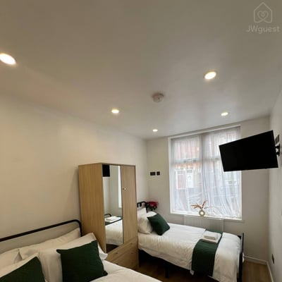 Florence House  6 Beds  2 Ensuite Showers 1 Walk-in Shower NEW