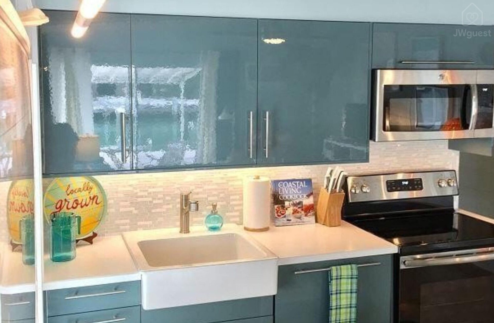 Private kitchen — Waterfront 3BR 3BA with 37 ft Dock Tiki Hut Access to Club Pool, Key Colony Beach, Florida