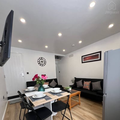 Florence House  6 Beds  2 Ensuite Showers 1 Walk-in Shower NEW