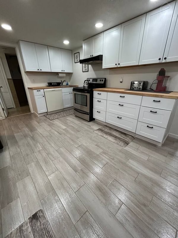 Immaculate one King bed apartment in North Versailles, Allegheny County, Pennsylvania — photo 3