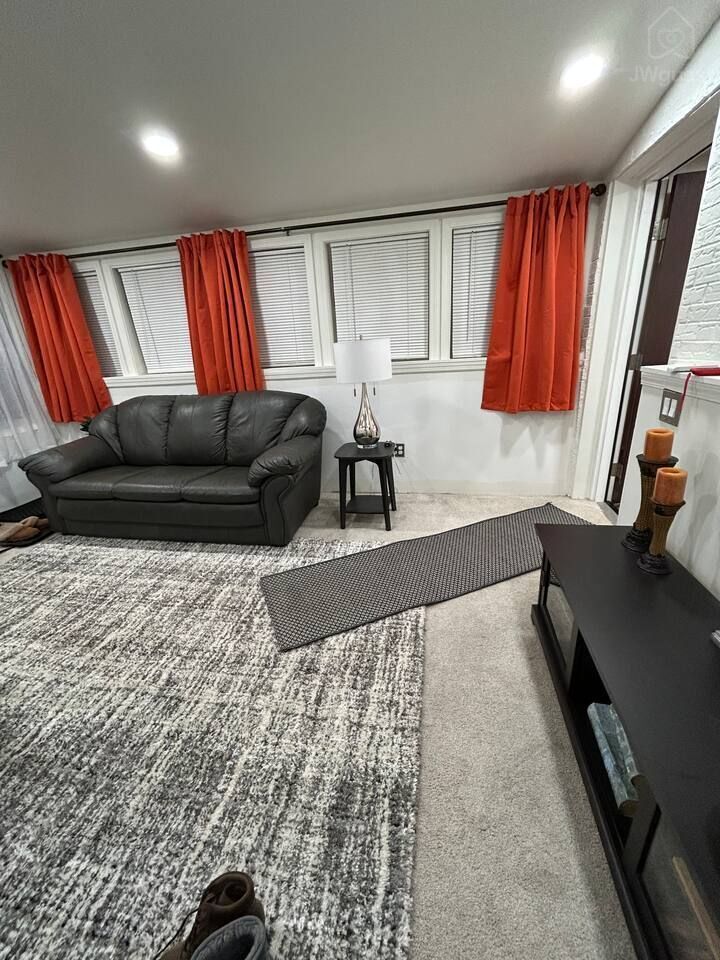 Immaculate one King bed apartment in North Versailles, Allegheny County, Pennsylvania — photo 7
