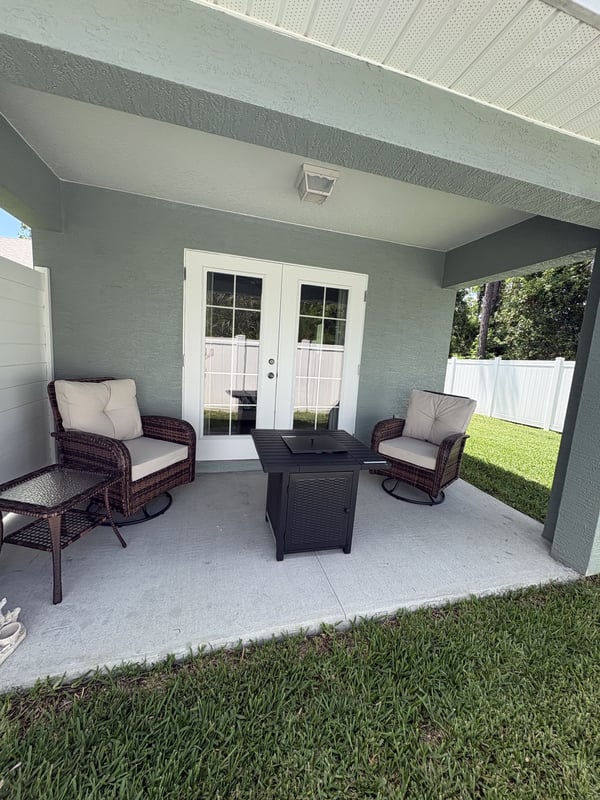 Private lanai with firepit — Private Coastal Guesthouse Retreat, Palm Coast, Florida