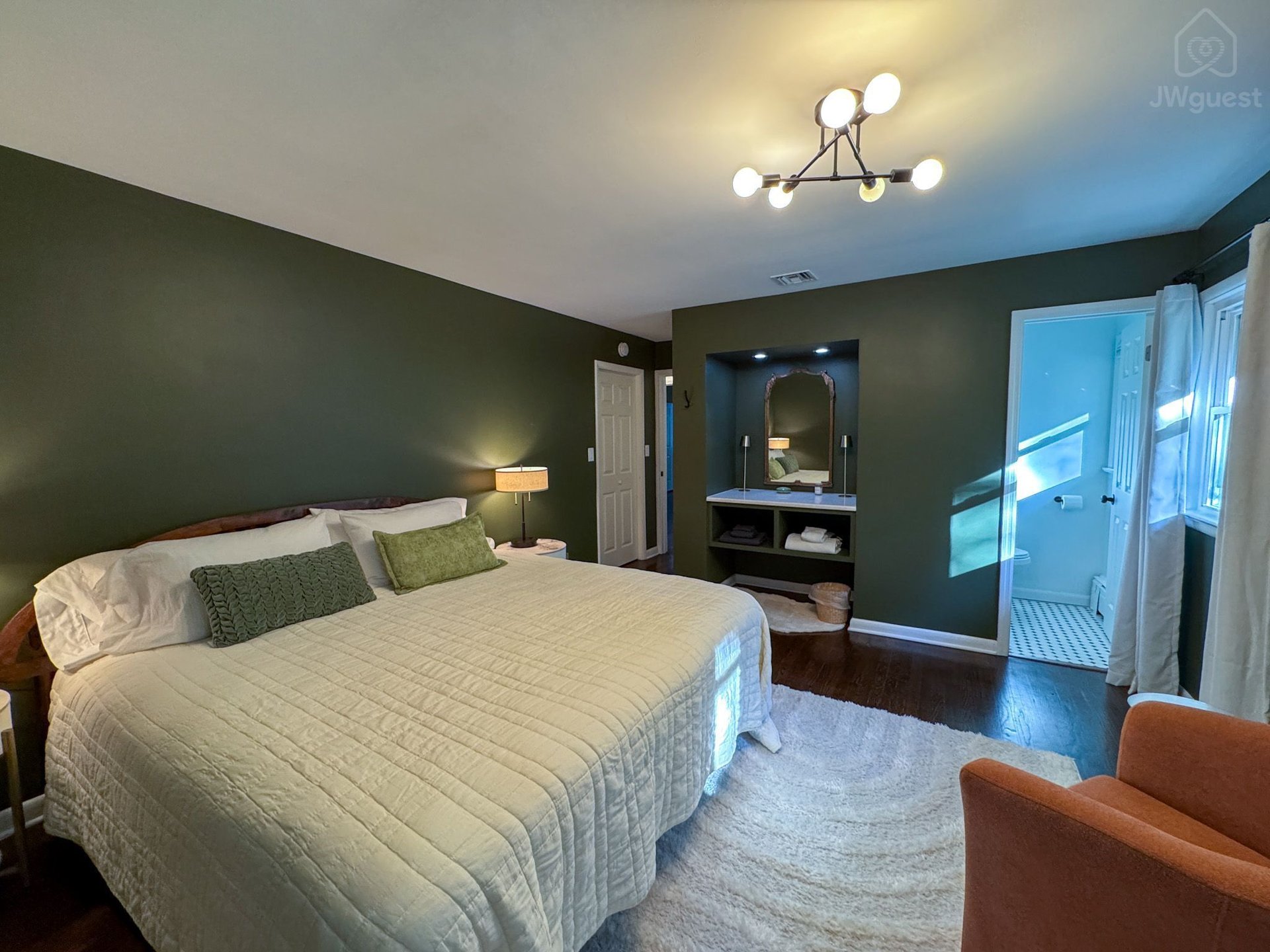King bedroom — Balm Villa - 2 King En Suites and 1 Queen, Newburgh, New York