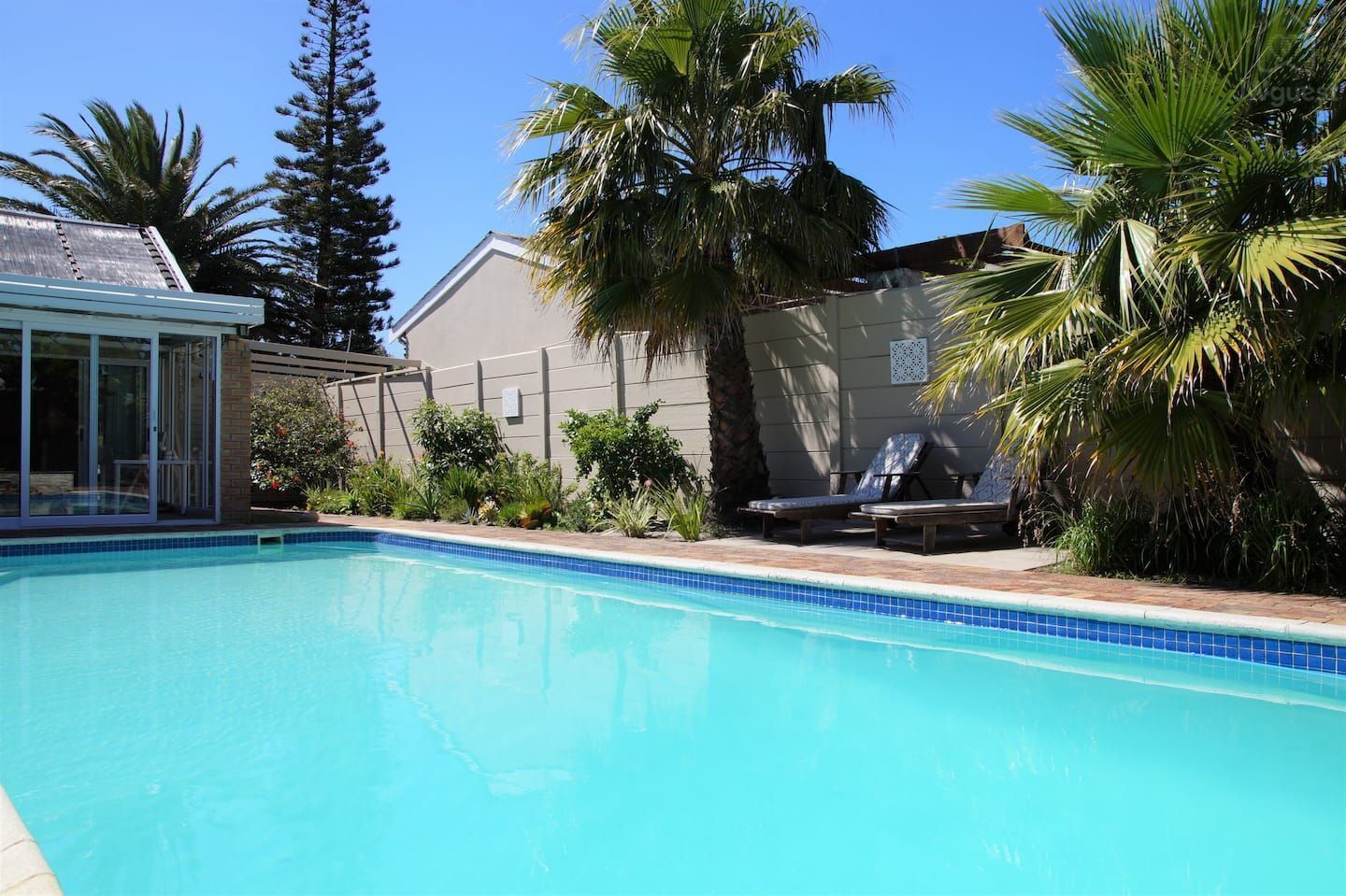 The pool and sun loungers — Wonderful Studio Apartment between 2 Oceans #2, Cape Town, Western Cape