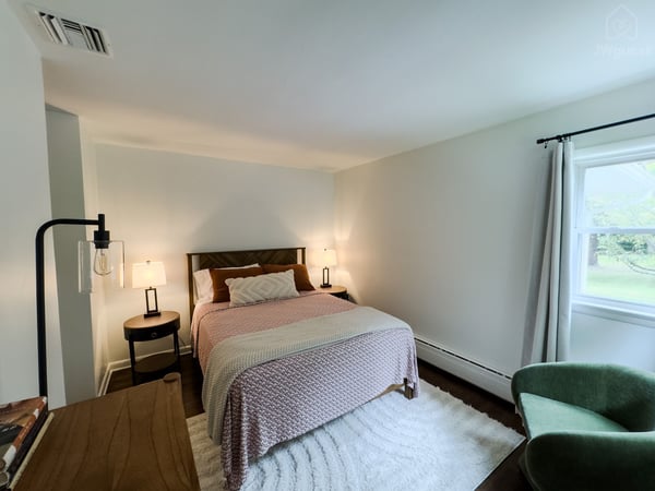 Queen bedroom — Balm Villa - 2 King En Suites and 1 Queen, Newburgh, New York