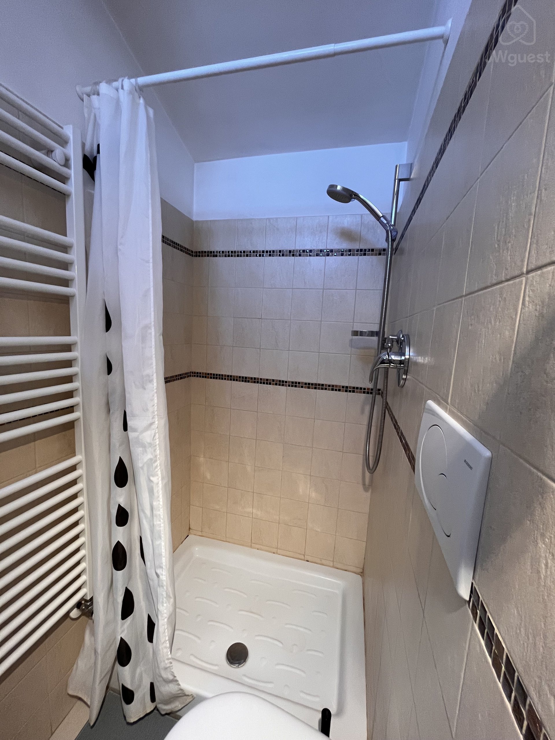 Private in-room full bathroom with shower — Cozy Attic Apartment Kingdom Hall & Tram Stop and City Center, Firenze, Toscana