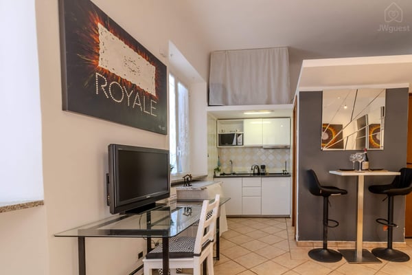 Spazio studio con TV, quadro dipinto a mano