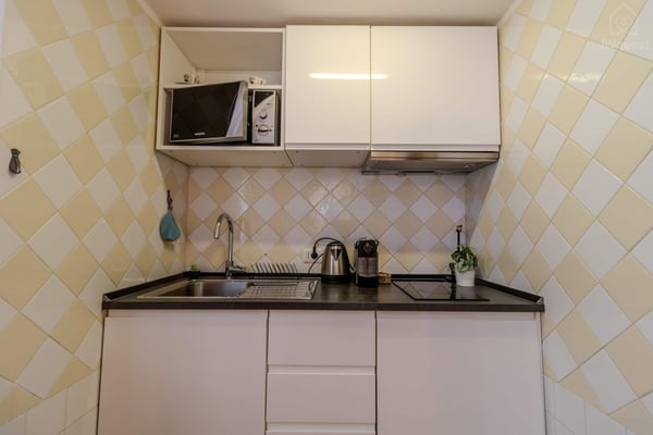 Cucina con fornelli a induzione, bollitore, macchinetta dei caffè