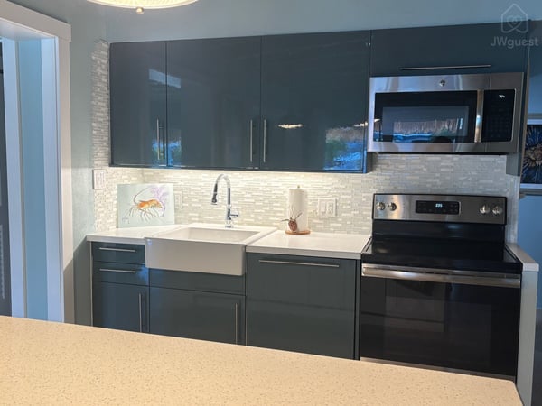 Private kitchen — Waterfront 3BR 3BA with 37 ft Dock Tiki Hut Access to Club Pool, Key Colony Beach, Florida