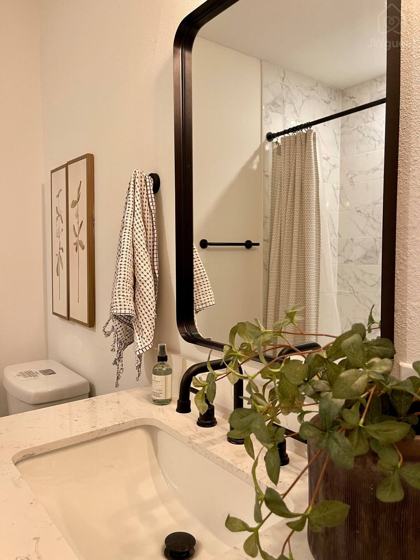 Full bathroom 1 — The Cozy Corner 4BR Sleeps 8, Houston, Texas