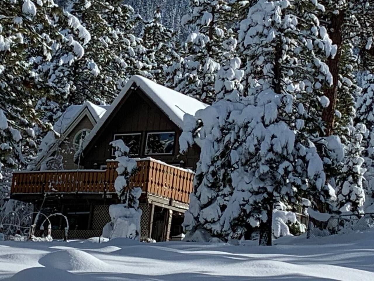 Winter wonderland — Wooded Quiet Secluded South Lake Tahoe Chalet, South Lake Tahoe, California