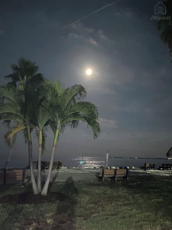 Sunset Park Full Moon — Waterfront 3BR 3BA with 37 ft Dock Tiki Hut Access to Club Pool, Key Colony Beach, Florida