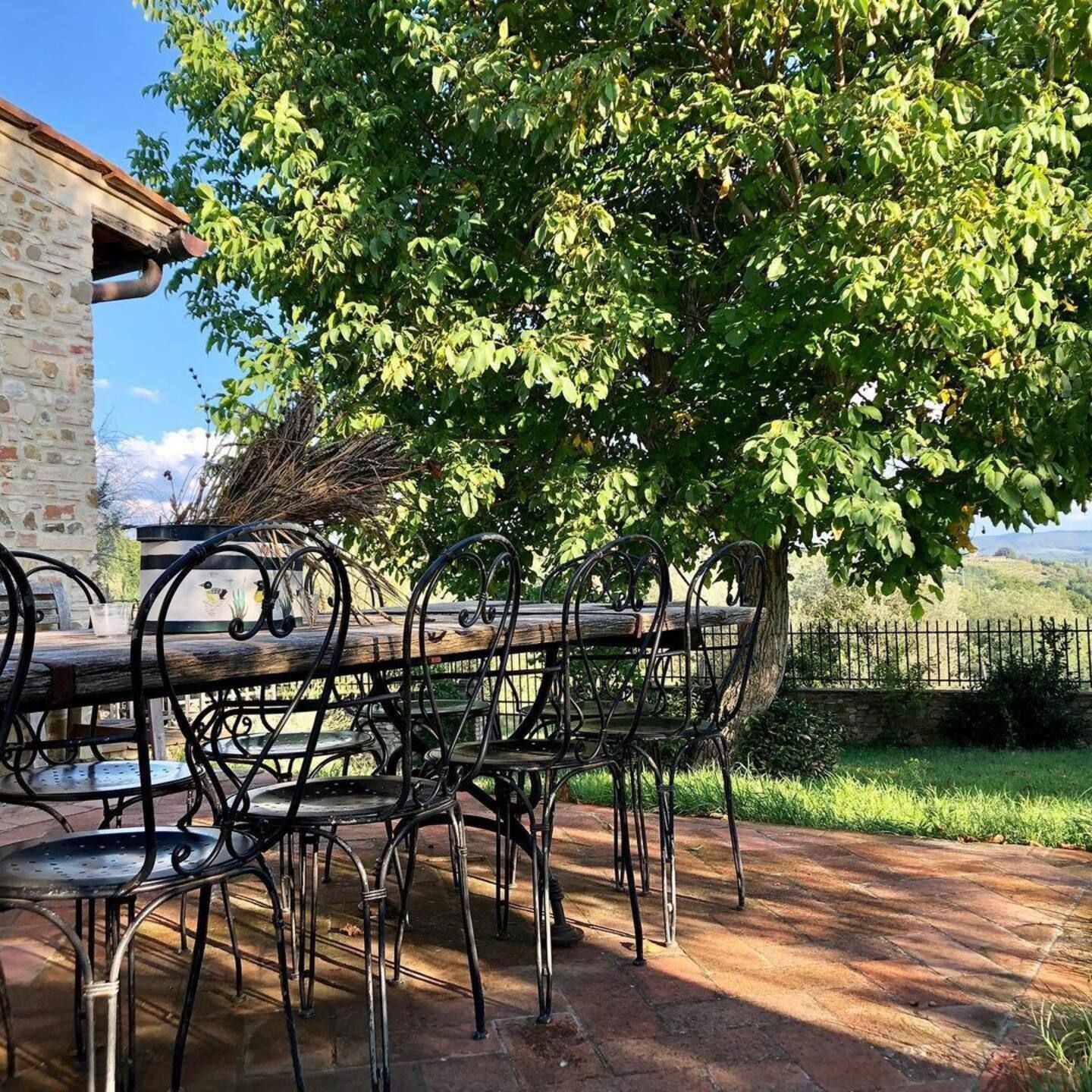 Dining table — The Barn under the Tuscan countryside, Tavarnelle, Toscana