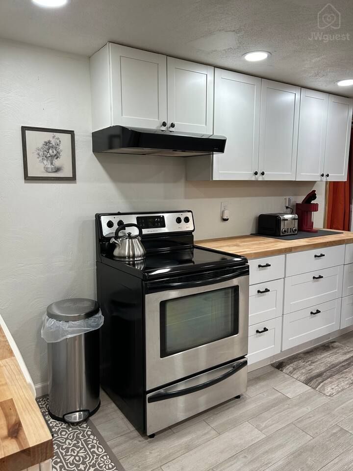 Immaculate one King bed apartment in North Versailles, Allegheny County, Pennsylvania — photo 14