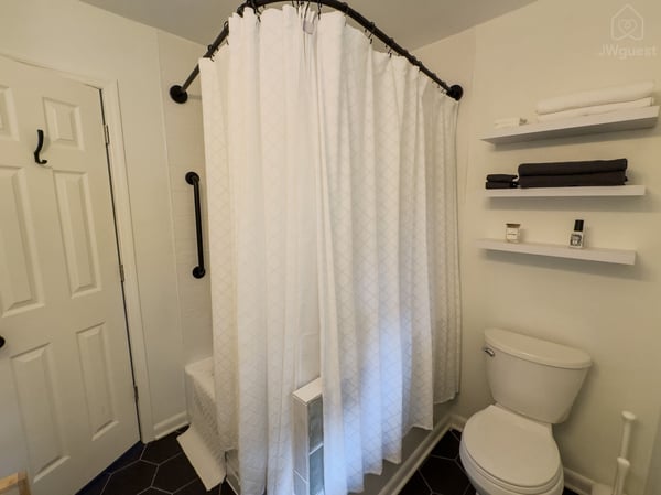 Balm Villa - 2 King En Suites and 1 Queen, Newburgh, New York — photo 23