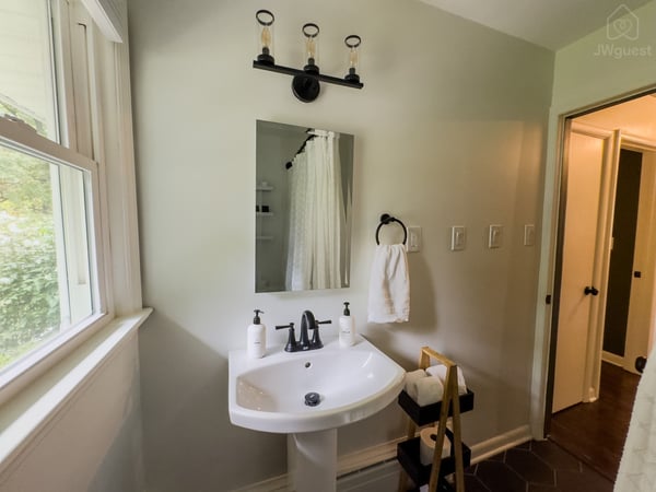 Balm Villa - 2 King En Suites and 1 Queen, Newburgh, New York — photo 24