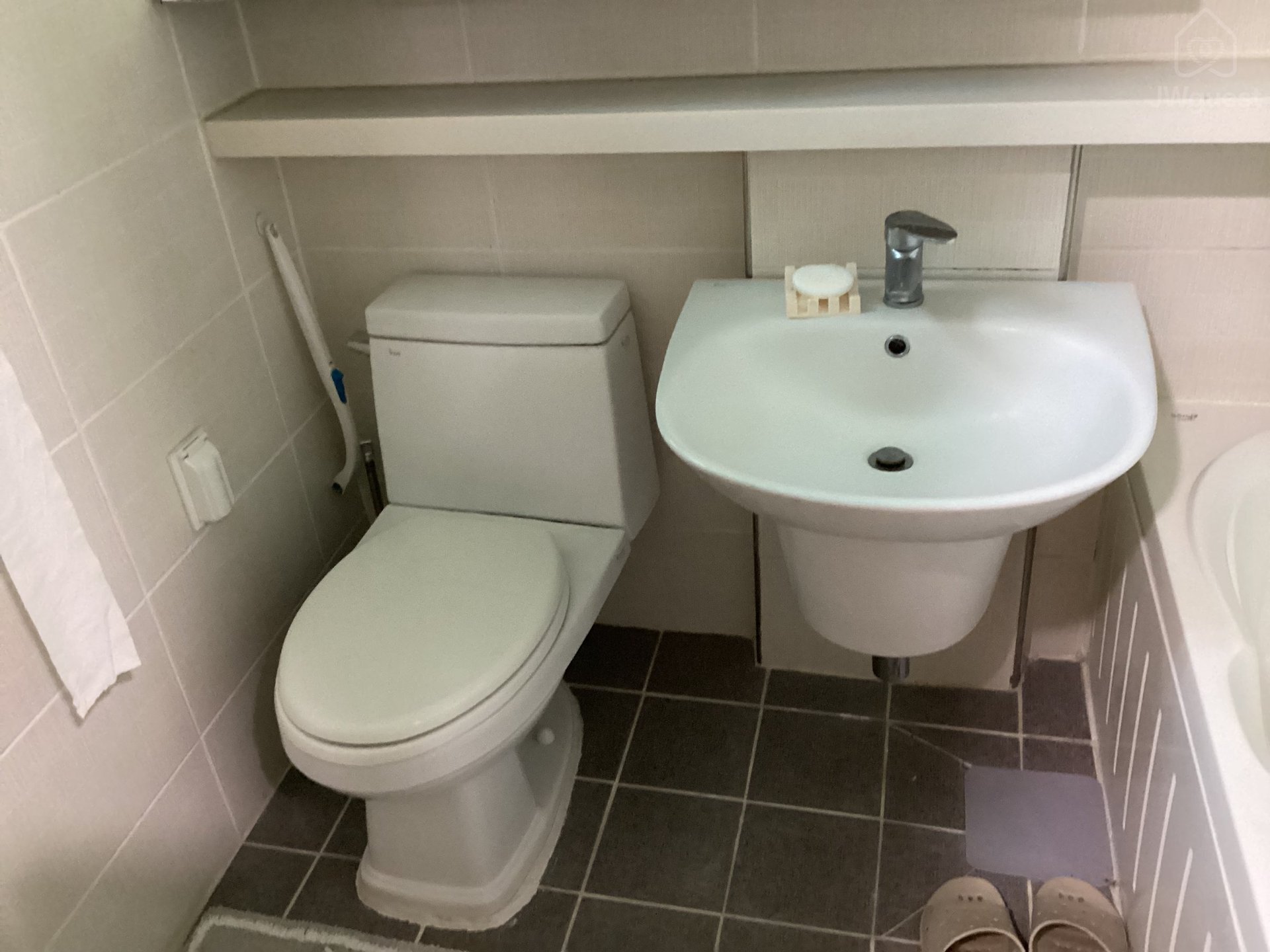 A full bath with bath tub — A Walk to Korea Bethel, Anseong-si, Gyeonggi-do