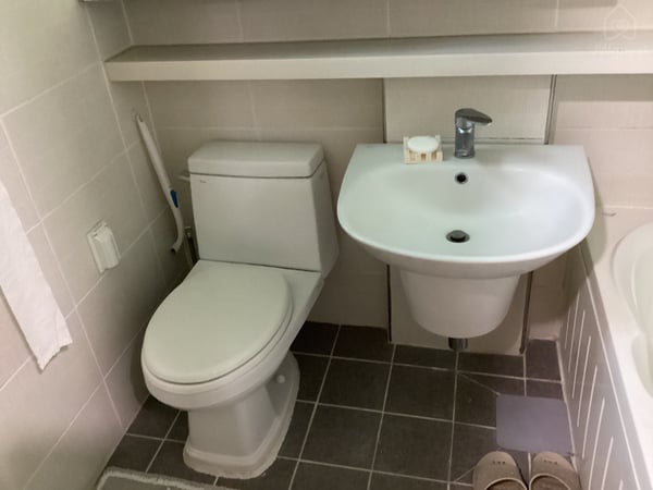 A full bath with bath tub — A Walk to Korea Bethel, Anseong-si, Gyeonggi-do