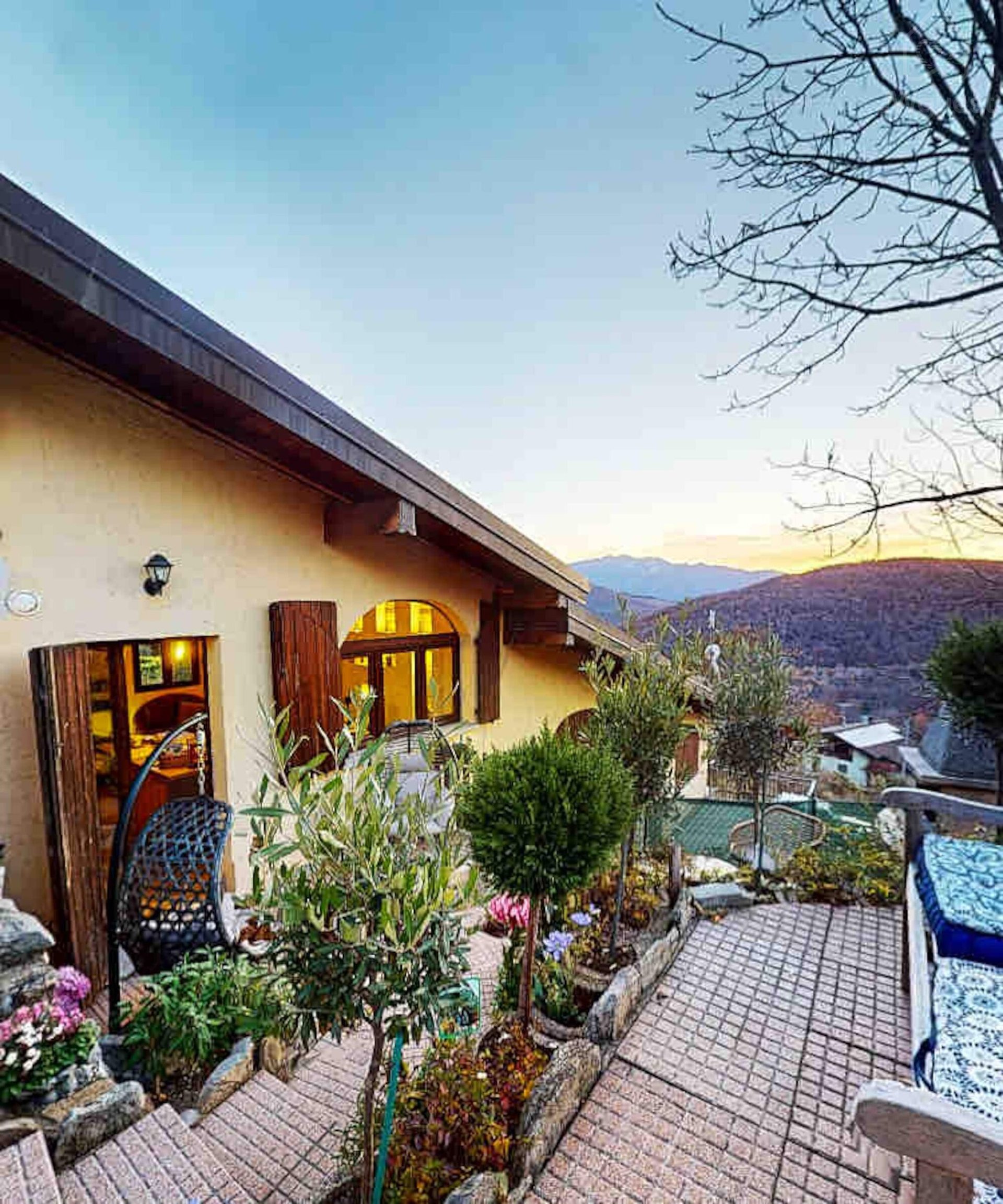 Casa immersa nel verde di un piccolo paesino di 300 abitanti, Marzio, Lombardia — photo 50