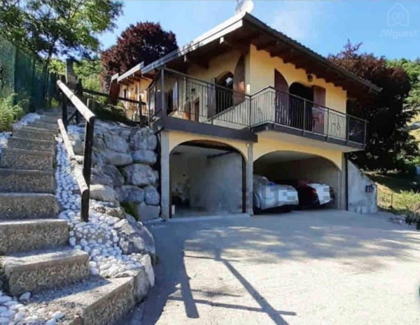 Casa immersa nel verde di un piccolo paesino di 300 abitanti, Marzio, Lombardia — photo 4