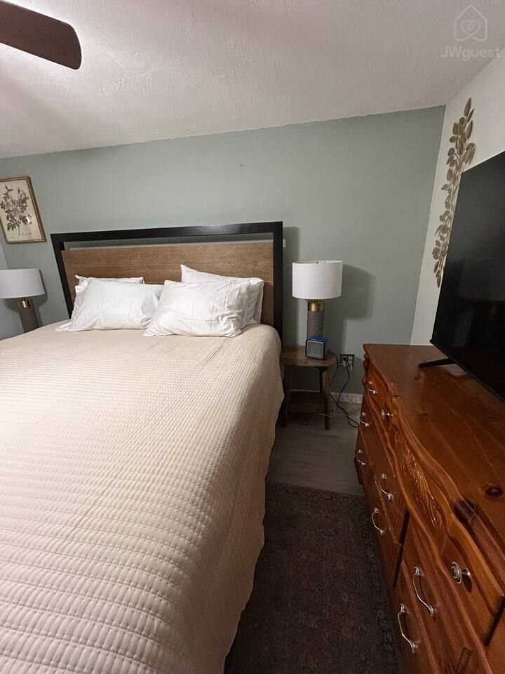 Immaculate one King bed apartment in North Versailles, Allegheny County, Pennsylvania — photo 26