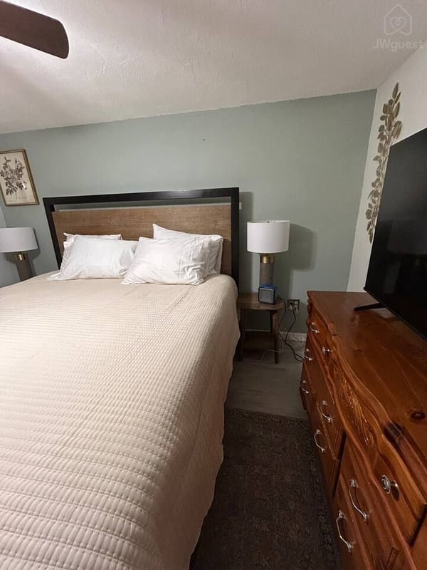 Immaculate one King bed apartment in North Versailles, Allegheny County, Pennsylvania — photo 26