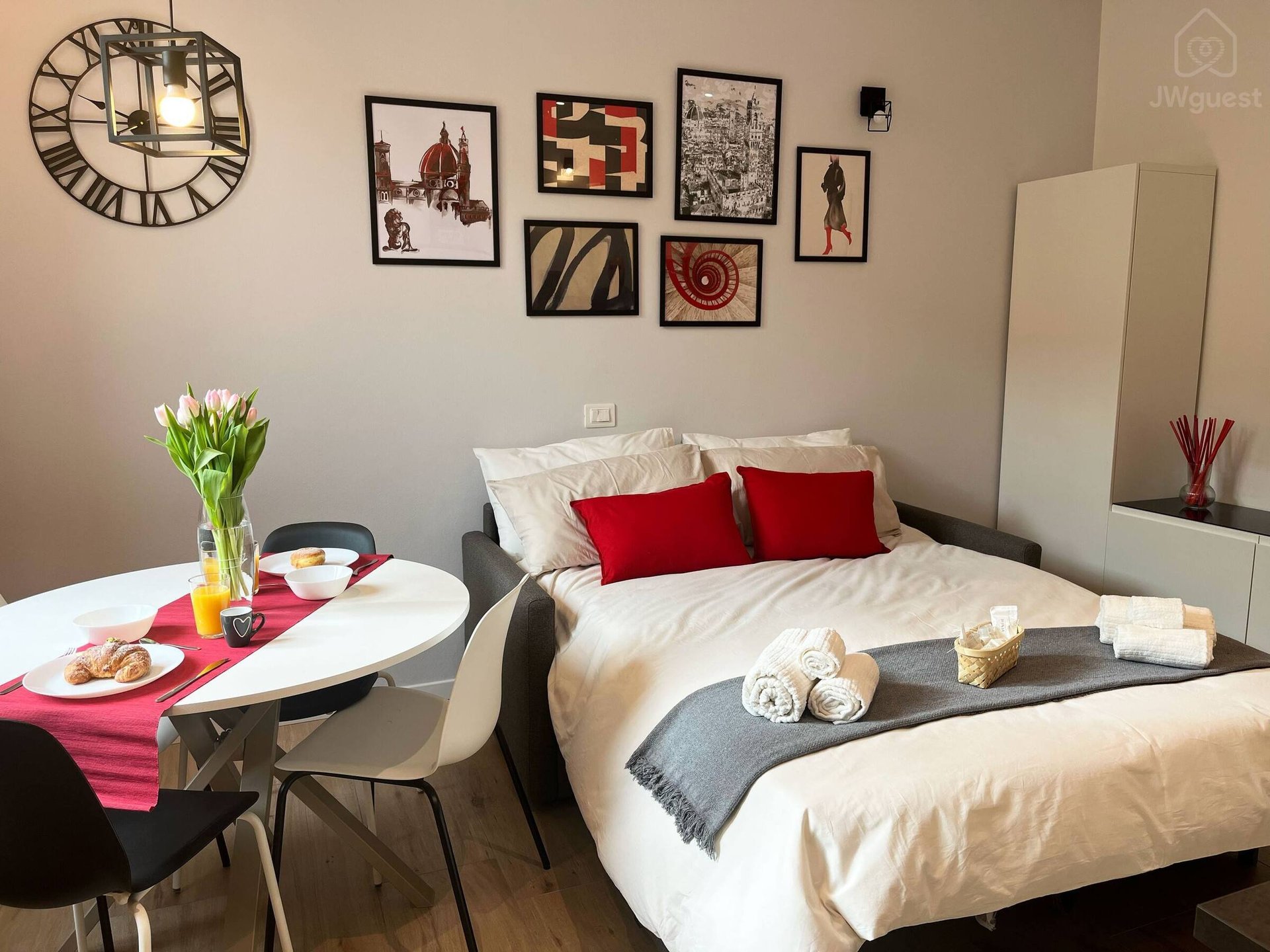 Il divano diventa un comodo divano letto per ospitare fino a 4 persone — Rifugio d’amore, centro, fortezza, pitti uomo, Firenze, Toscana