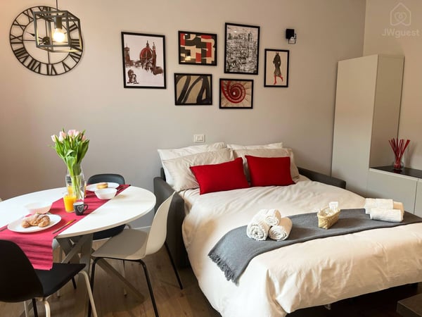 Il divano diventa un comodo divano letto per ospitare fino a 4 persone — Rifugio d’amore, centro, fortezza, pitti uomo, Firenze, Toscana