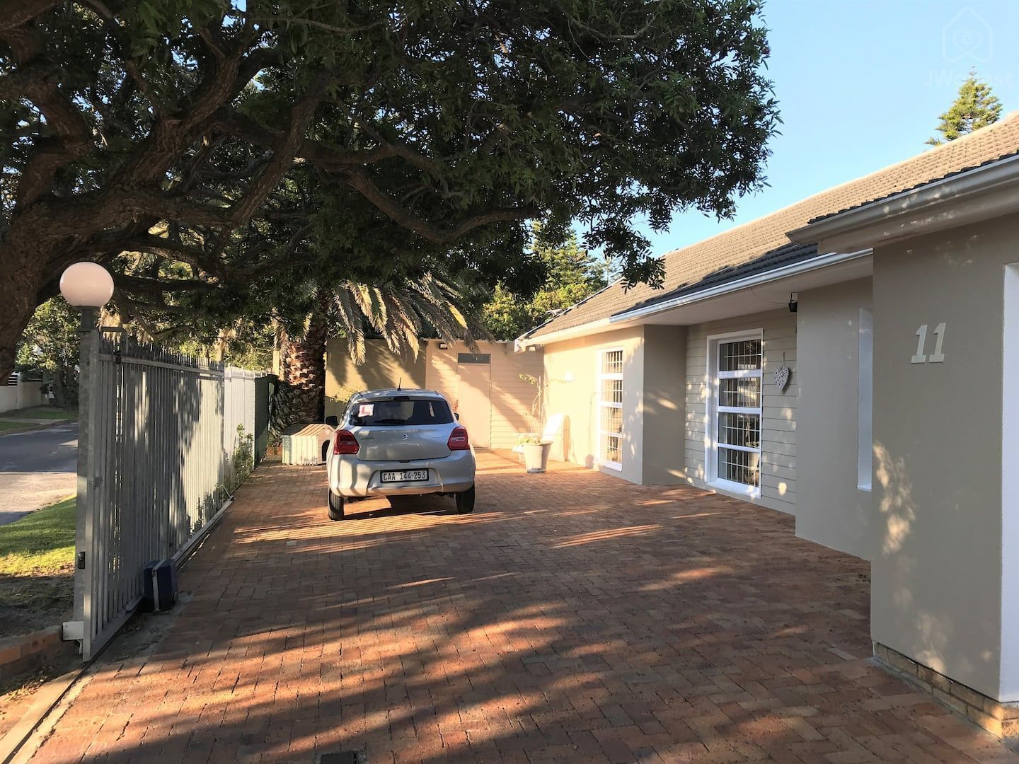 Secure Parking for 2 cars — Wonderful Studio Apartment between 2 Oceans #2, Cape Town, Western Cape