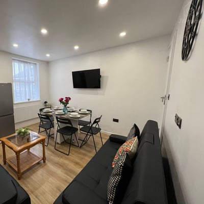 Florence House  6 Beds  2 Ensuite Showers 1 Walk-in Shower NEW