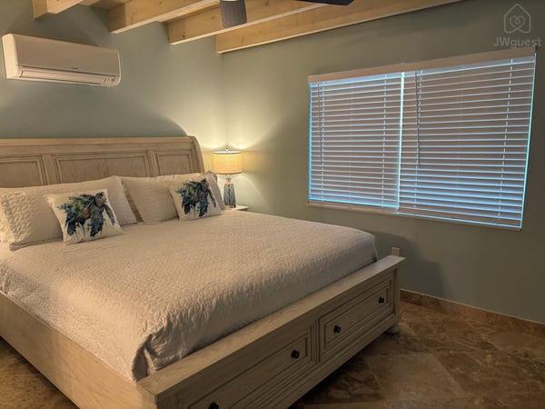Room — Waterfront 3BR 3BA with 37 ft Dock Tiki Hut Access to Club Pool, Key Colony Beach, Florida