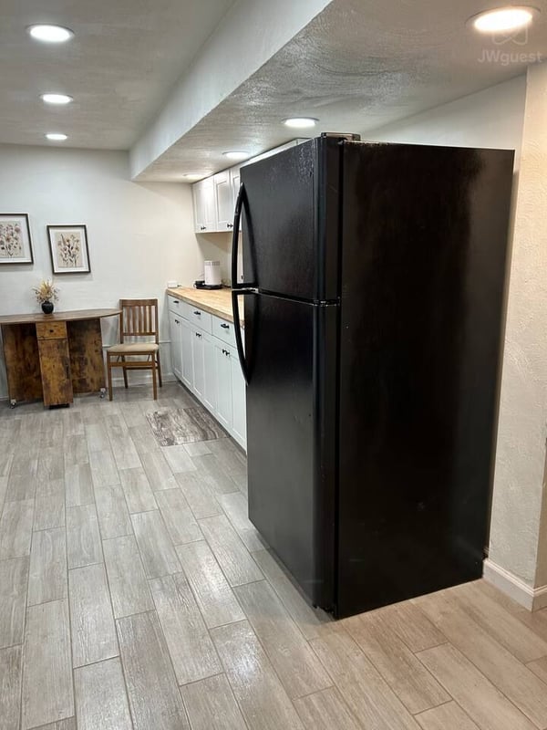Immaculate one King bed apartment in North Versailles, Allegheny County, Pennsylvania — photo 12