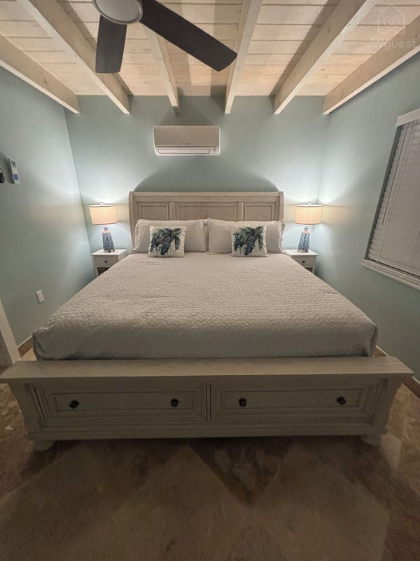 New Master Bedroom with king-size bed and en-suite bathroom. — Waterfront 3BR 3BA with 37 ft Dock Tiki Hut Access to Club Pool, Key Colony Beach, Florida