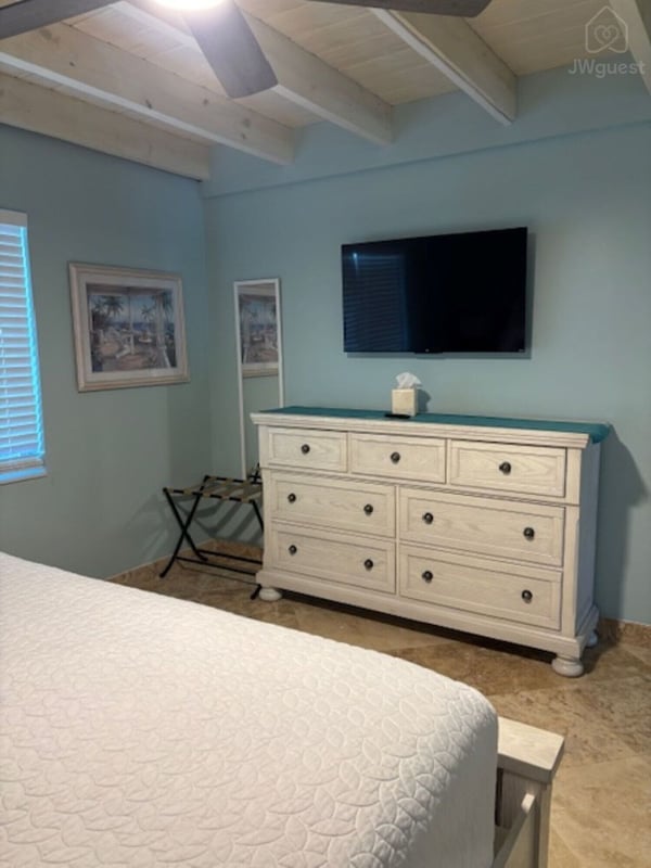 Room — Waterfront 3BR 3BA with 37 ft Dock Tiki Hut Access to Club Pool, Key Colony Beach, Florida