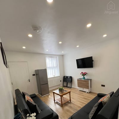 Florence House  6 Beds  2 Ensuite Showers 1 Walk-in Shower NEW