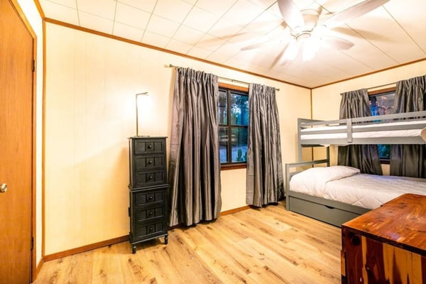 2nd Bedroom Main House — Eden Cove Toledo Bend 4 kayaks Mid-lake Sleeps 16, Many, Louisiana