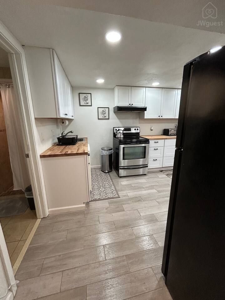 Immaculate one King bed apartment in North Versailles, Allegheny County, Pennsylvania — photo 9