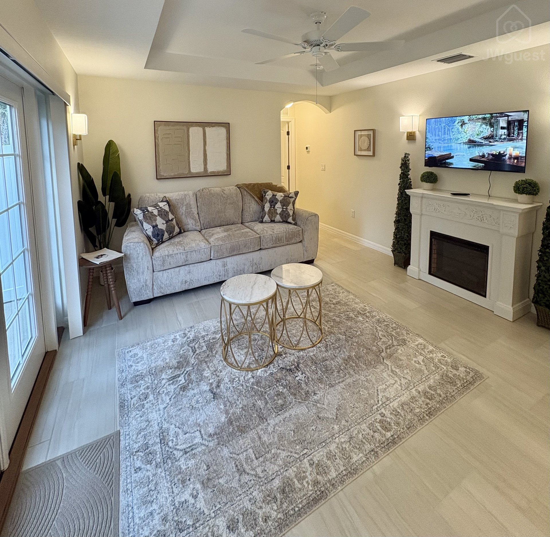 Living room with smart TV (netflix included) and fireplace — Private Coastal Guesthouse Retreat, Palm Coast, Florida