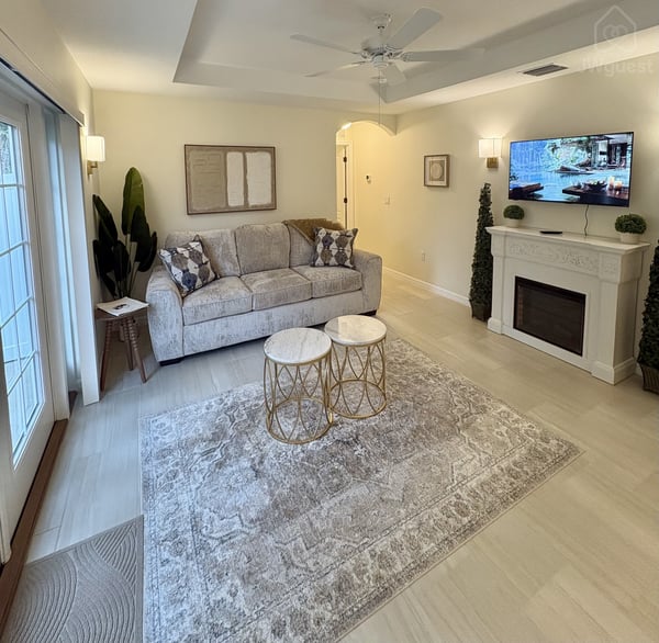 Living room with smart TV (netflix included) and fireplace — Private Coastal Guesthouse Retreat, Palm Coast, Florida