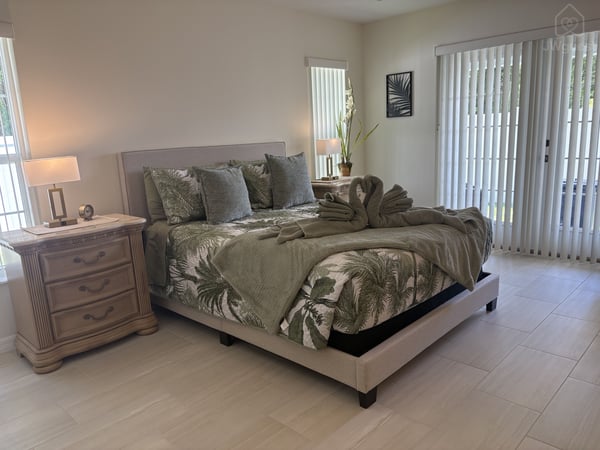 Master bedroom with private lanai — Private Coastal Guesthouse Retreat, Palm Coast, Florida