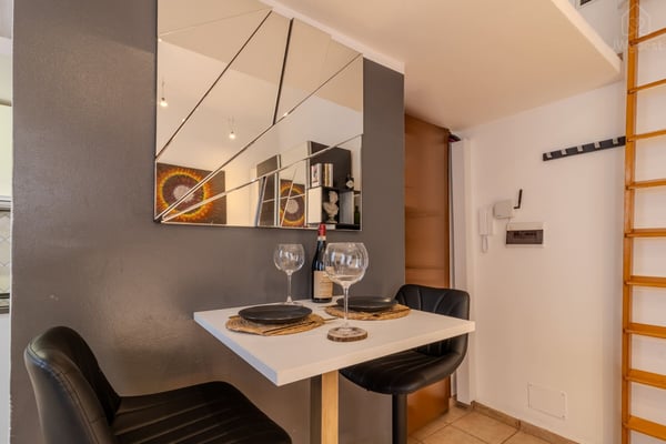Moderno tavolo con sedie alte, specchio di design